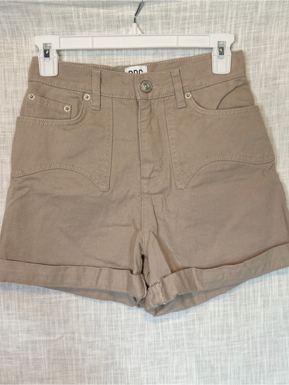 BDG High-Rise Cuffed Mom Shorts Tan Khaki Gameday Tailgate Fall Transitional 25